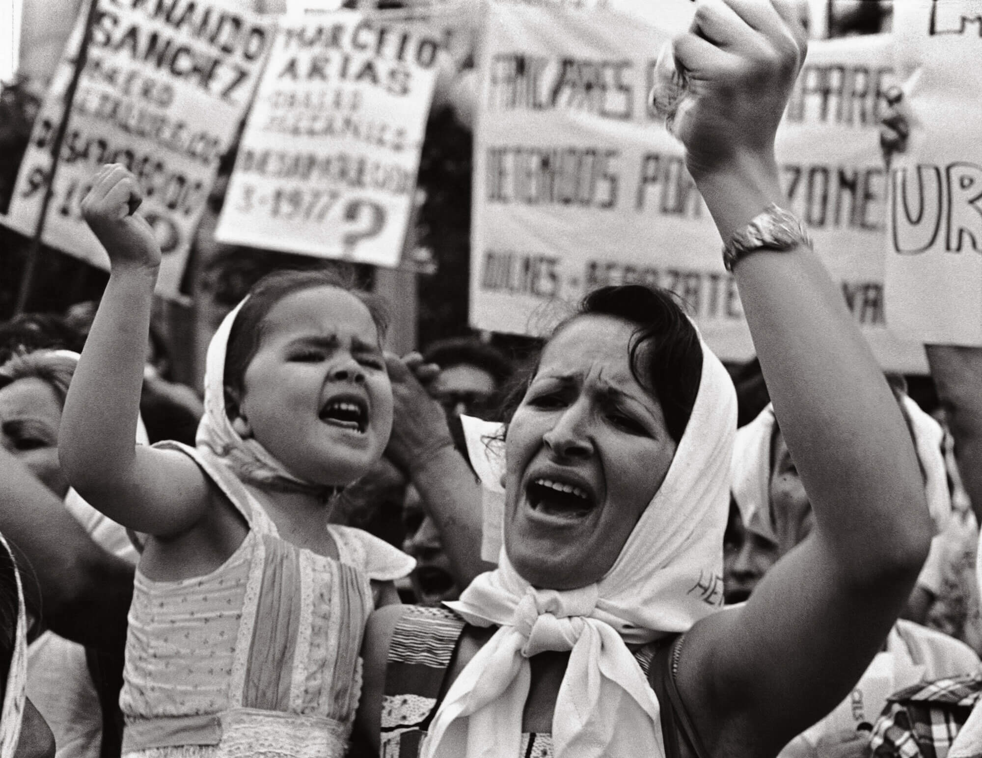 Adriana-Lestido-Madre-e-hija-de-Plaza-de-Mayo-1982-