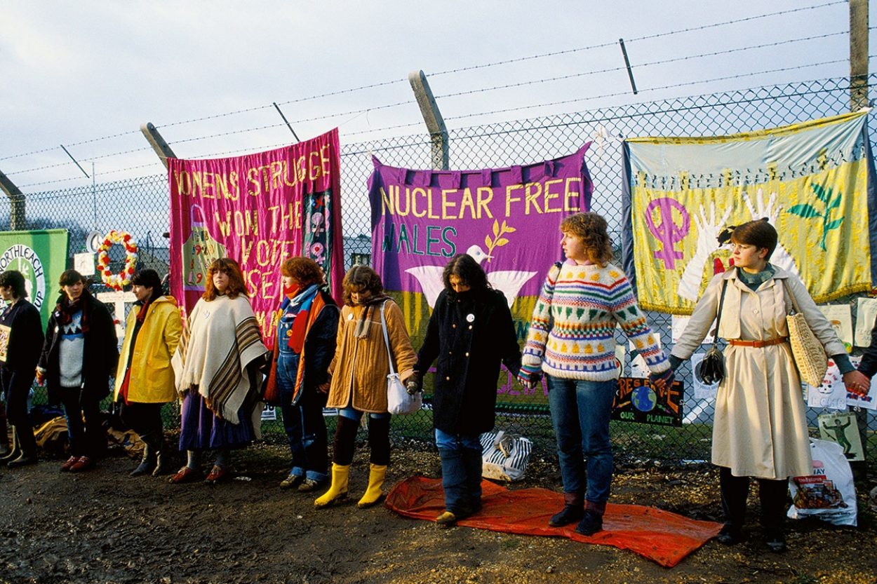 Women-for-peace-Charlotte-Dew-Four-Corners-Books-visuel-1