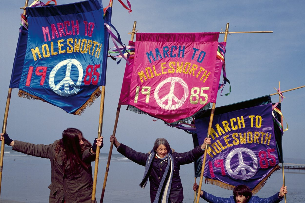 Women-for-peace-Charlotte-Dew-Four-Corners-Books-visuel-2