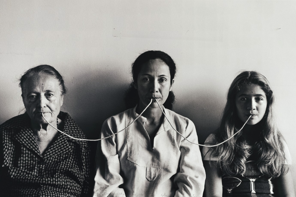 Anna Maria Maiolino, Por um Fio, de l’ensemble fotopoemação, 1976