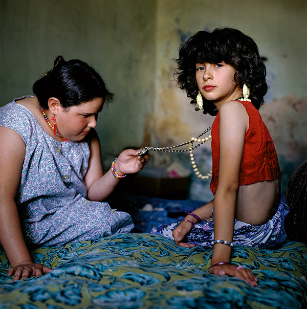 close-enough-new-perspectives-from-13-women-photographers-magum-2